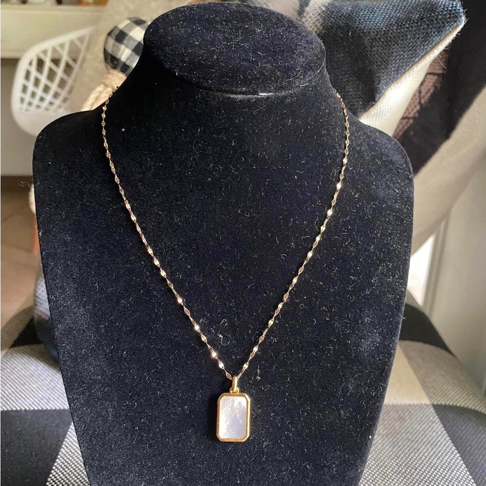 18k gold Mother of pearl rectangular pendant